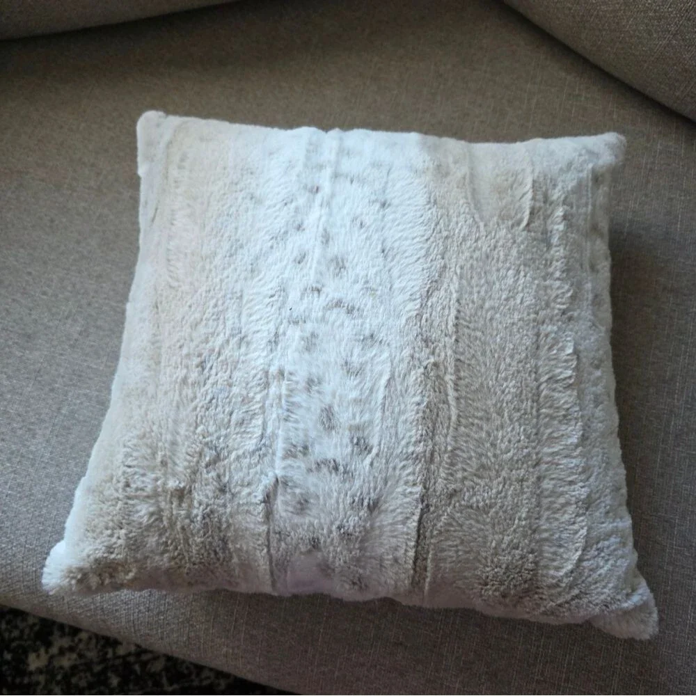 Pier 1 Snow Leopard Aninal Print Fleece Pillow Cover 17x17